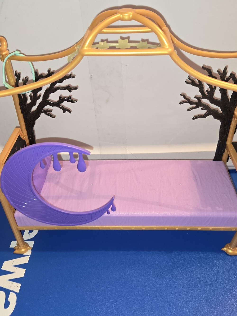 Monster High Gold and Purple Doll Bed with Star Garland - Picture 3 of 5